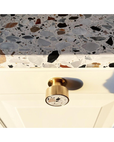 Puxador de móvel em latão e Terrazzo design visto de cima montado num móvel