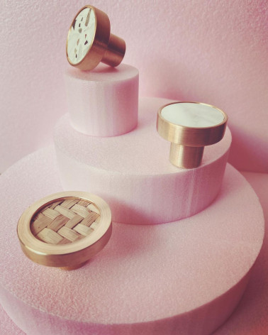 Puxador de móvel em latão e Terrazzo design em destaque num expositor rosa