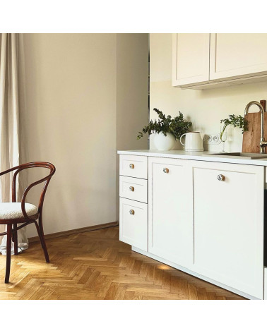 Puxador de móvel em latão e Terrazzo design fixado num móvel numa cozinha