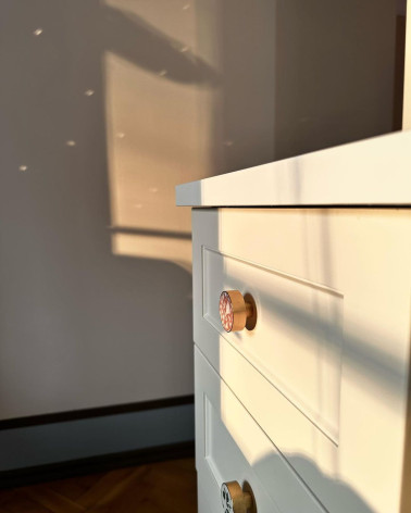 Puxador de móvel em latão e Pink Terrazzo design instalado numa gaveta sob luz natural