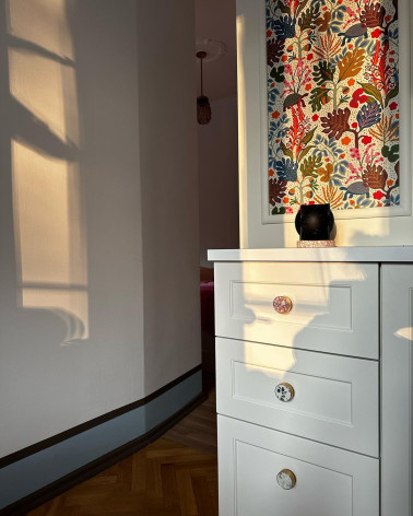 Puxador de móvel em latão e Pink Terrazzo design visto inclinado alinhado verticalmente nas gavetas