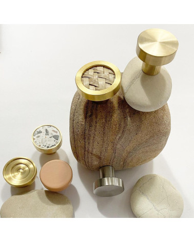 Puxador de móvel em latão e herbários marinhos design apresentado sobre uma pedra