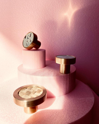 Puxador de móvel em latão e herbários marinhos design em destaque num expositor rosa