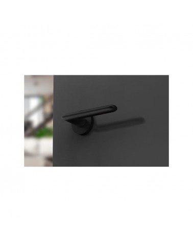 Puxador de porta preto Spark design visto de baixo montado numa porta