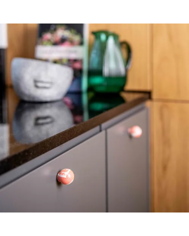 Botão de móvel em madeira de faia vermelho cereja puxador design instalado numa porta de móvel de cozinha
