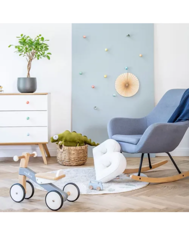Botão de móvel em madeira de faia cinzento azul puxador design instalado numa cómoda branca com uma planta em vaso por cima