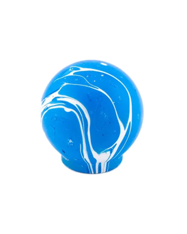 Puxador de móvel em madeira de faia Azul Azur design vista de frente sobre uma superfície branca