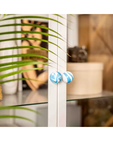 Puxador de móvel em madeira de faia Azul Azur design vista de frente instalado numa porta envidraçada