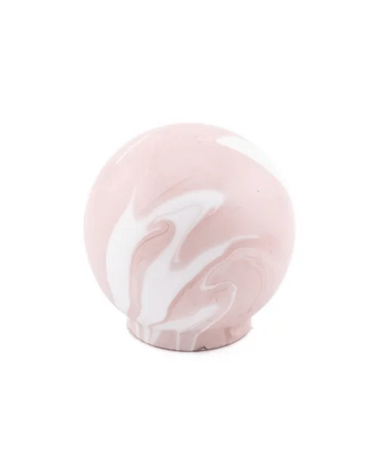 Puxador de móvel em madeira de faia Rosa taupe design vista de frente sobre uma superfície branca