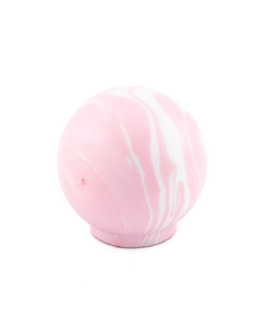 Puxador de móvel em madeira de faia Rosa design visto de frente sobre uma superfície branca