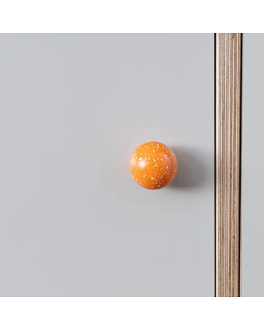 Puxador de móvel em madeira de faia laranja/branco Mistura design fixado num móvel