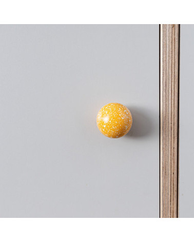 Puxador de móvel em madeira de faia amarelo/branco Mistura design fixado num móvel