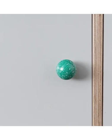 Puxador de móvel em madeira de faia verde/branco Mistura design fixado num móvel