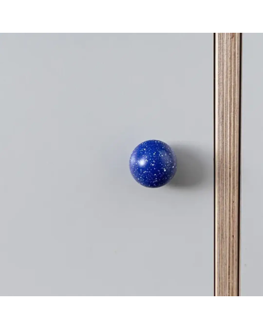 Puxador de móvel em madeira de faia Azul escuro/branco Mistura design fixado num móvel