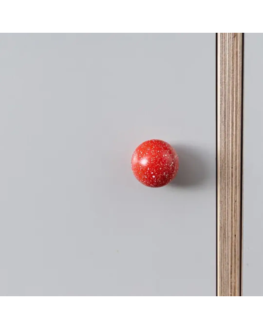 Puxador de móvel em madeira de faia vermelho/branco Mistura design fixado num móvel