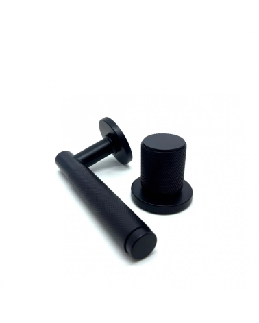 Duo assimétrico puxador e botão de porta texturado preto Time design de puxador apresentados lado a lado