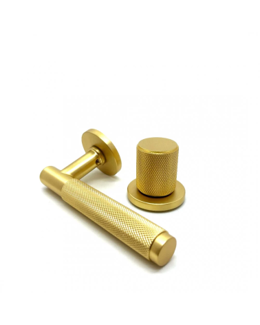 Duo assimétrico puxador e botão de porta texturado ouro mate Time puxador design apresentados lado a lado