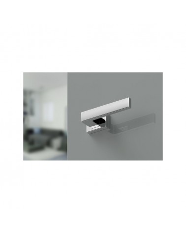 Puxador de porta cromado polido Focus design visto de baixo montado numa porta