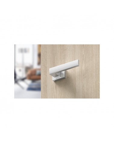 Puxador de porta cromado acetinado Focus design visto de baixo montado numa porta