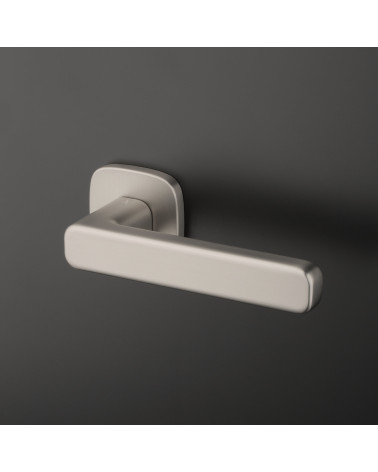 Puxador de porta níquel acetinado IXIA puxador design fixado sobre um fundo escuro