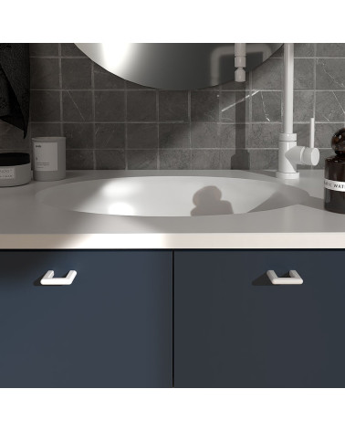 Puxador de móvel branco brilhante NOX puxador design montado num móvel de casa de banho