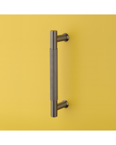 Puxador simples texturado para porta 1770 acabamento antracite design montado em porta