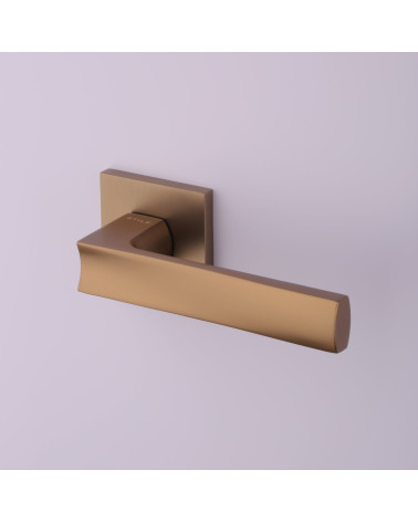 Puxador de porta castanho claro LIMA puxador design montado numa porta
