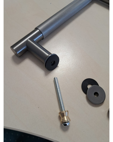 Puxador duplo texturado para porta 1770 acabamento antracite puxador design colocado sobre fundo cinzento