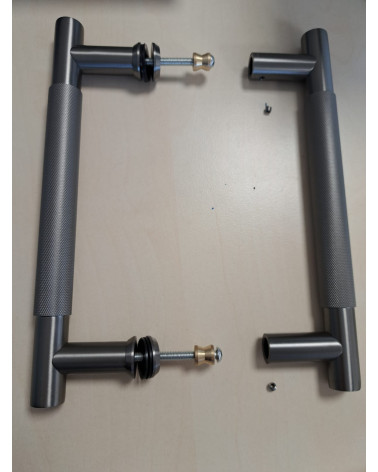 Puxador duplo texturado para porta 1770 acabamento antracite puxador design colocado sobre superfície cinzenta