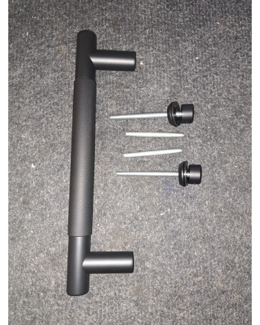 Puxador simples texturado para porta 1770 acabamento antracite puxador design colocado sobre superfície cinzenta