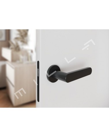 Puxador de porta preto ALORA design vista de cima inclinada montado numa porta