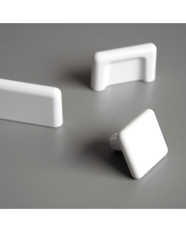 Botão de móvel branco NOX puxador design destacado sobre uma superfície clara