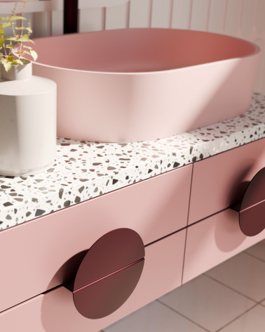 Puxador design bordô ZORIA puxador design montado num móvel de casa de banho rosa