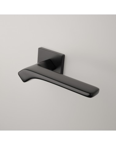 Puxador de porta Contemporâneo BERGERIA puxador design montado numa porta