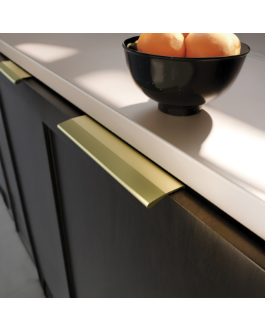 Puxador de móvel anodizado dourado COSTA puxador design vista aproximada montado num móvel