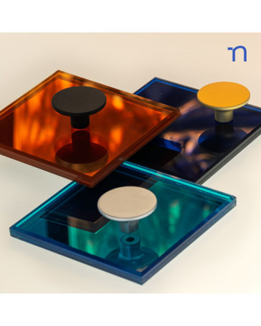 Puxador de móvel ASTRO design apresentado sobre placas refletoras