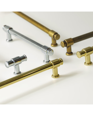 Puxador de móvel GALIUM design pousado na horizontal sobre superfície branca