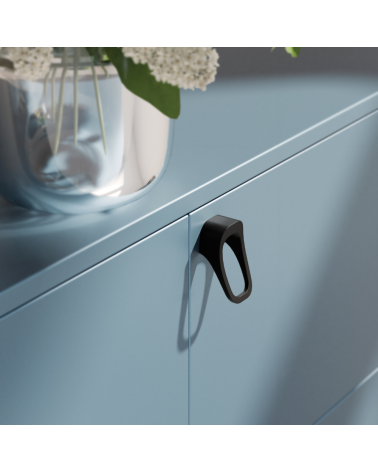 Puxador de móvel LAGO design preto mate montado num móvel