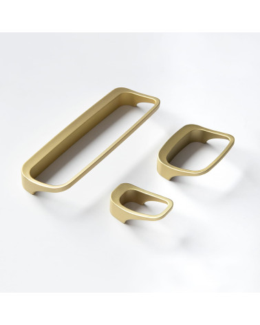 Puxador de móvel dourado mate LAGO design disposto sobre uma superfície branca