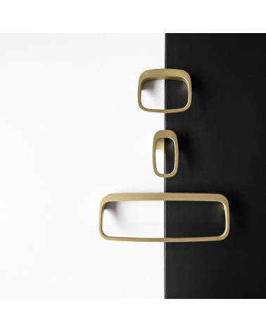 Puxador de móvel dourado mate LAGO design disposto sobre um fundo com dois tons