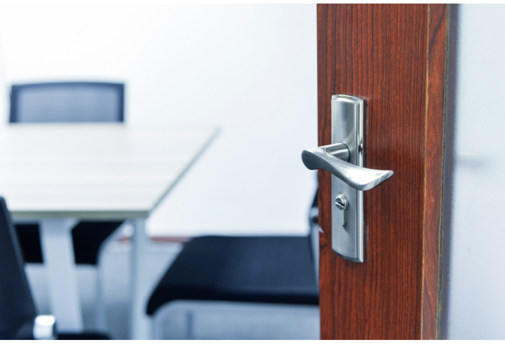 Como adaptar um puxador de porta italiano a uma fechadura francesa?