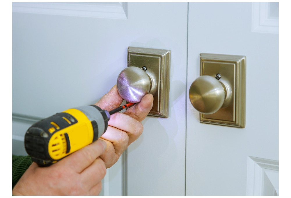 Como instalar um puxador de porta?