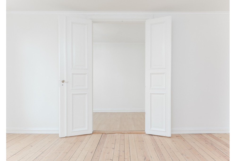 Dicas para renovar as suas portas interiores com molduras