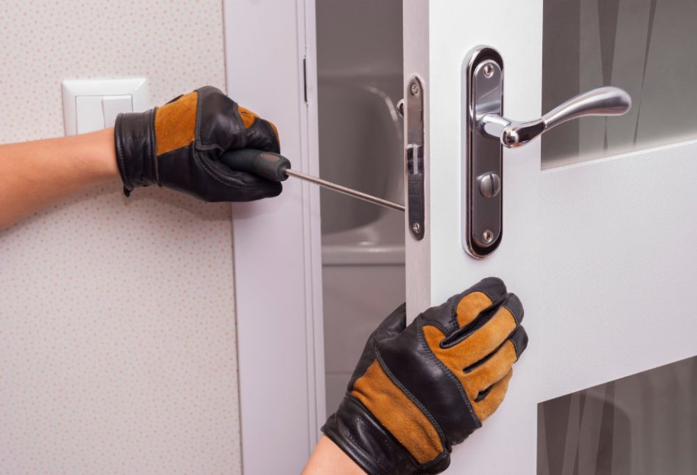 Como instalar a sua ferragem de porta como um profissional?