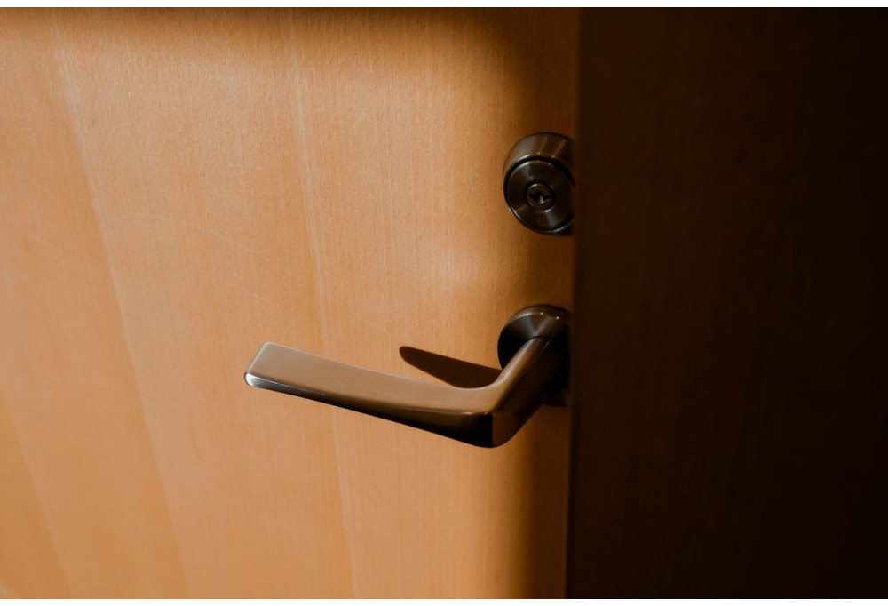 Como apertar um puxador de porta que mexe?