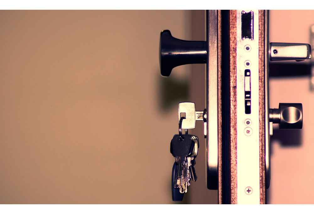 Pode-se substituir um puxador de porta standard por um puxador design sem mudar a fechadura?