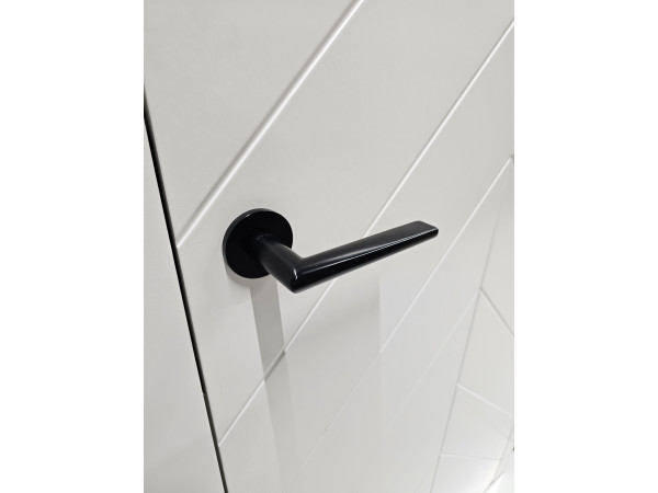puxadora de porta preta numa porta branca