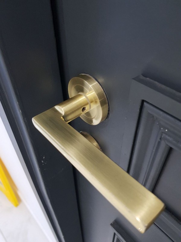 puxador dourado numa porta azul
