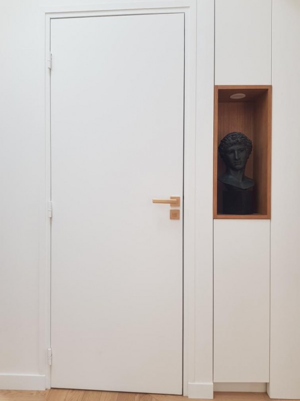 Puxador de porta design Raflesia em acabamento ouro mate - realização apartamento parisiense